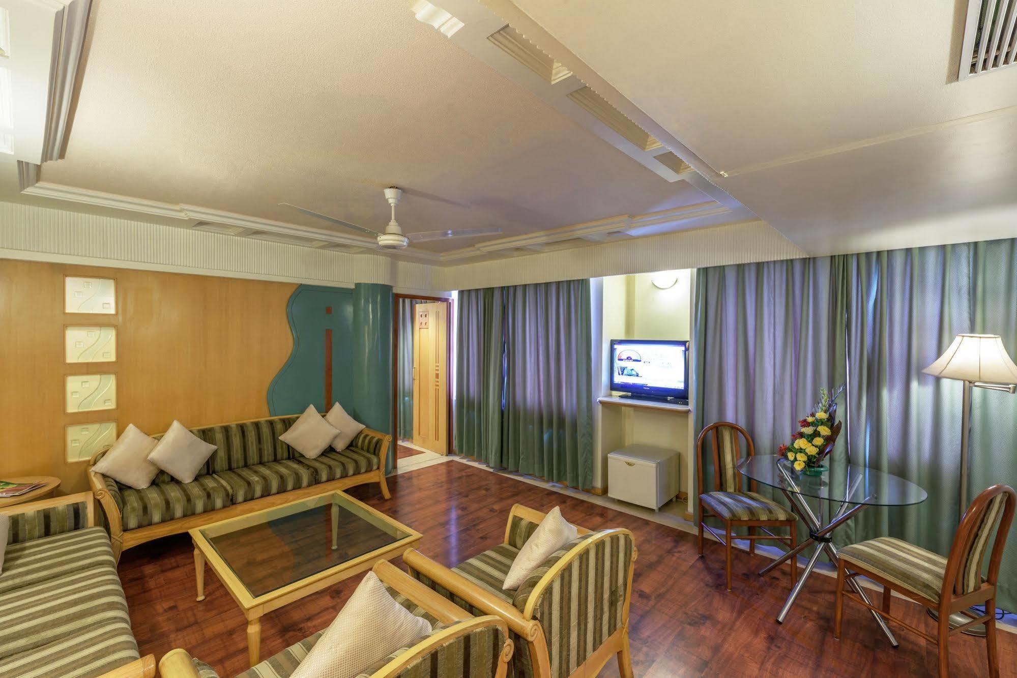 Comfort Inn President Near Ahmedabad Junction Station Exterior photo