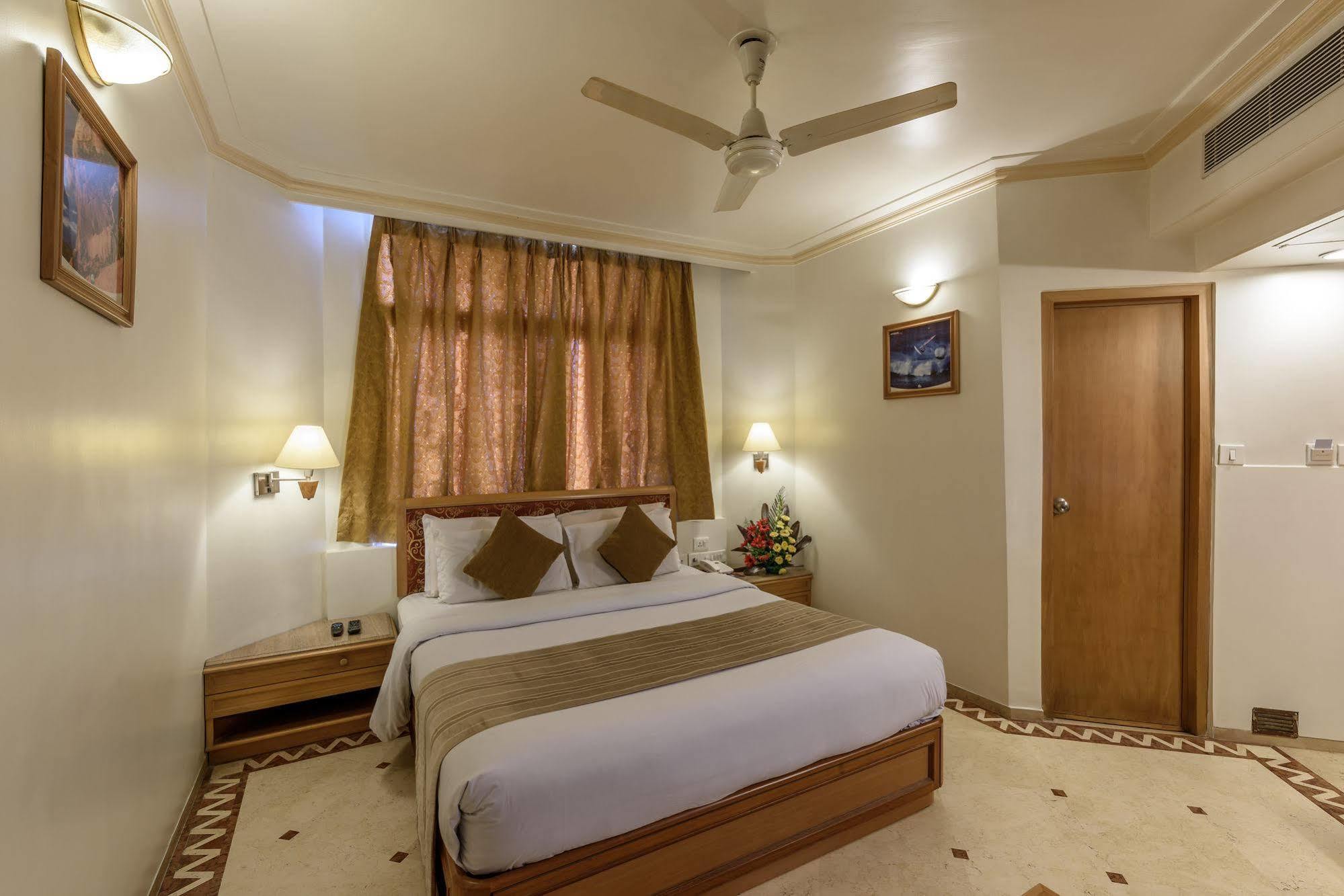 Comfort Inn President Near Ahmedabad Junction Station Exterior photo