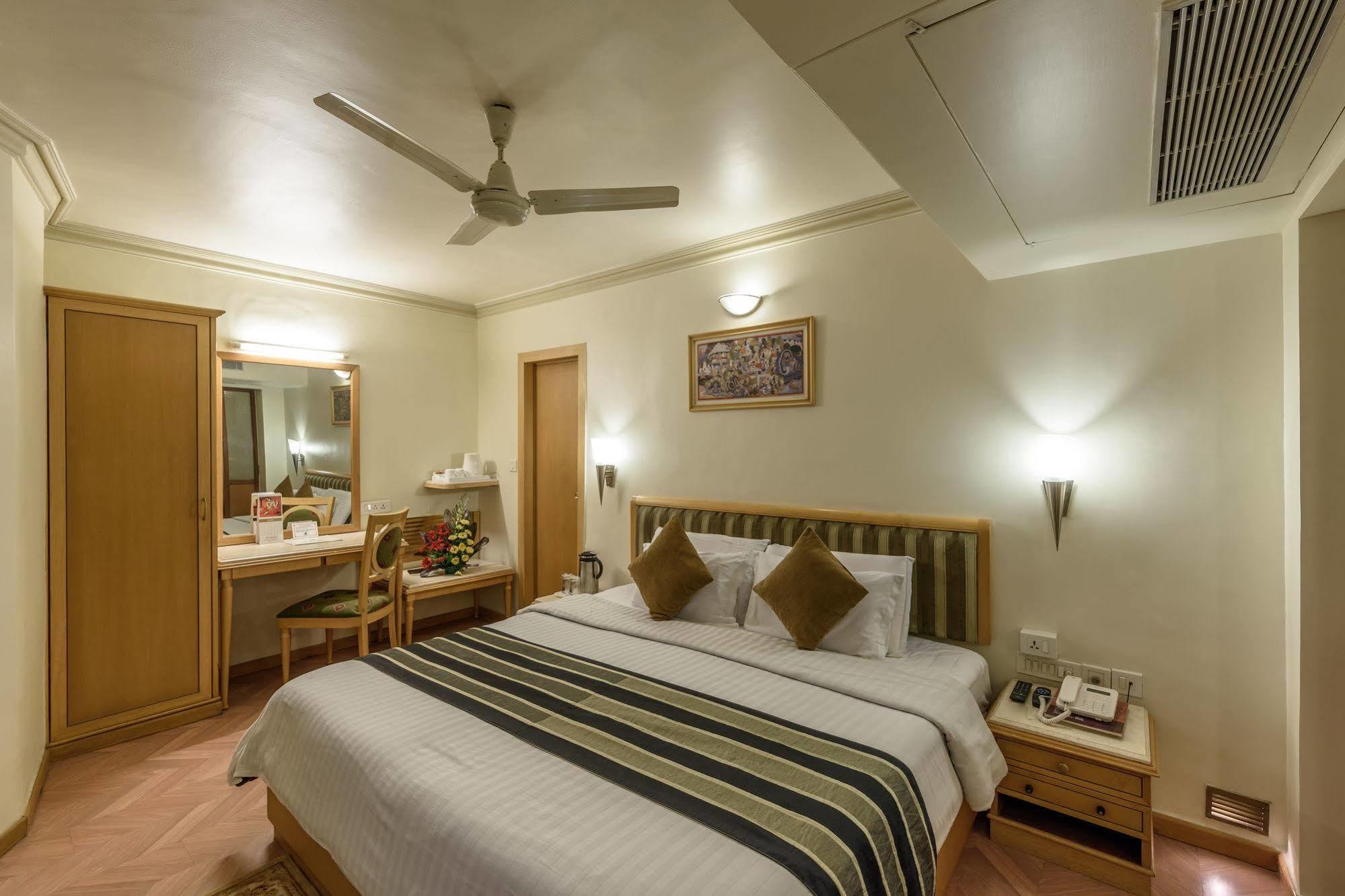 Comfort Inn President Near Ahmedabad Junction Station Exterior photo