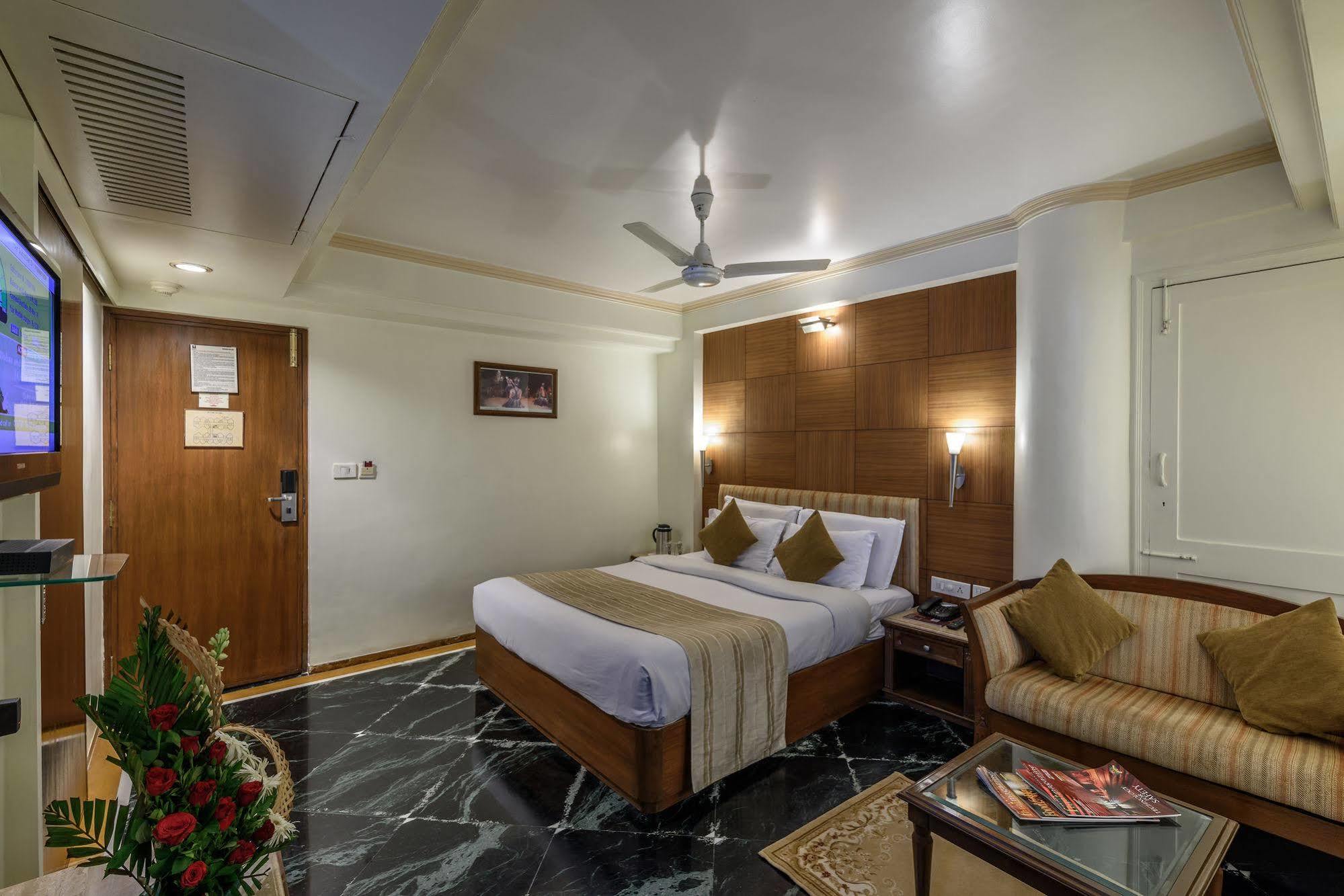 Comfort Inn President Near Ahmedabad Junction Station Exterior photo