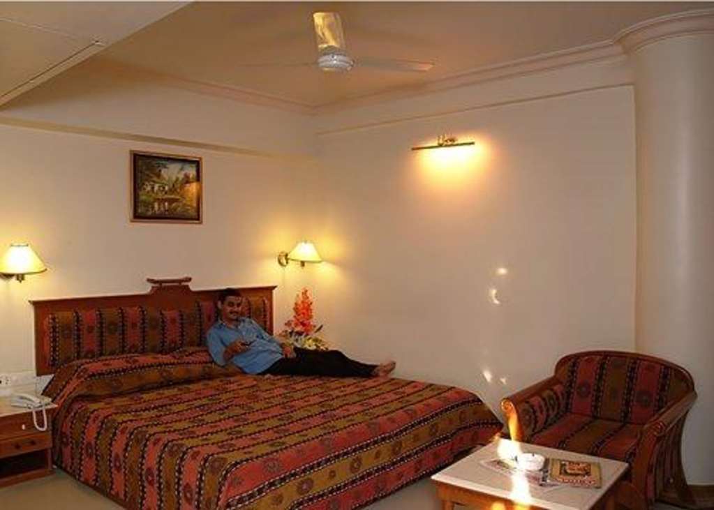 Comfort Inn President Near Ahmedabad Junction Station Room photo